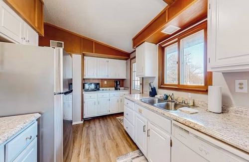 Lost Bridge Village Cabin | Lake Access Mountain view 3BHK Getaway w Patio