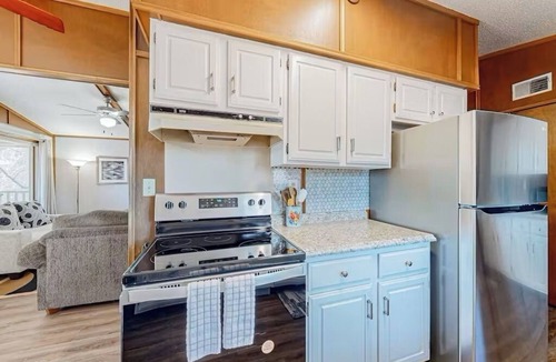 Lost Bridge Village Cabin | Lake Access Mountain view 3BHK Getaway w Deck Patio