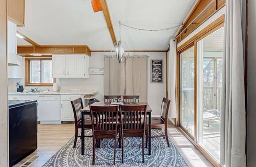 Lost Bridge Village Cabin | Lake Access Mountain view 3BHK Getaway w Deck Patio