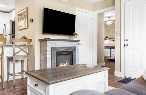 Branson House | Lake Access- Rustic Hickory Haven