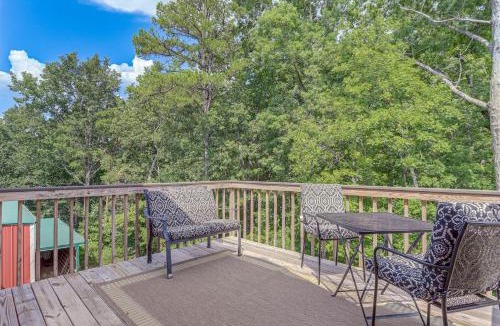 Cartersville Apartment | Lake Allatoona Area Studio w/2 Decks & Farm Views