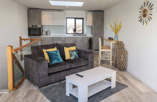 Littleborough Cottage | Lake Bank Views