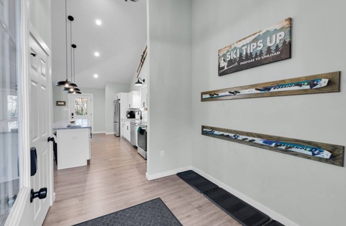 Jim Thorpe Cabin | Lake & Beach + Firepit + King Beds + Swing set