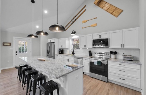 Jim Thorpe Cabin | Lake & Beach + Firepit + King Beds + Swing set