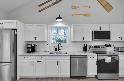 Jim Thorpe Cabin | Lake & Beach + Firepit + King Beds + Swing set