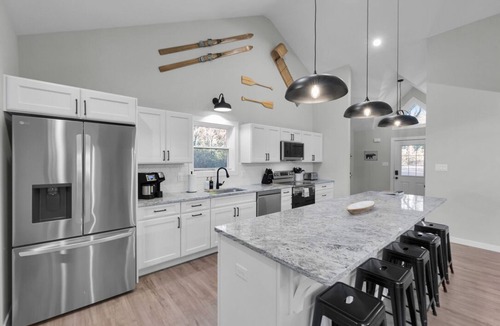 Jim Thorpe Cabin | Lake & Beach + Firepit + King Beds + Swing set