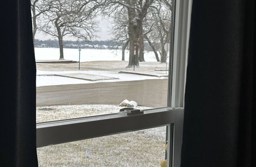 Round Lake Beach House | Lake/Beach Getaway (Remodeled)