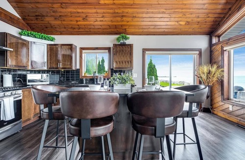Leamington House | Lake Bliss Cottage on the Lake