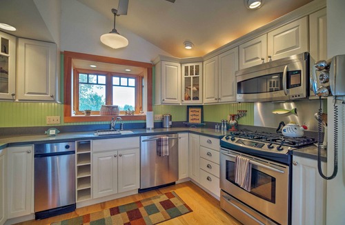 North Hero Cottage | Lake Champlain Cottage w/Private Deck & Fire Pit!