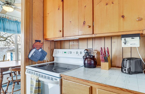 Swanton Cottage | Lake Champlain Cottage w/Deck & Sunset Views!