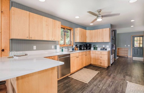 East Jordan House | Lake Charlevoix lakefront + hot tub
