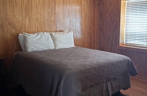 Lake Village Cabin | Lake Chicot Sunrise: Your Front Yard View!
