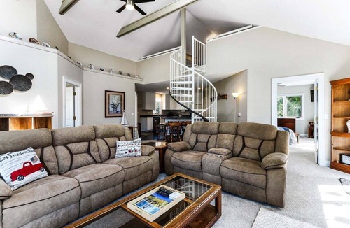 Como House | Lake Como View Loft Steps to Shore Wraparound Deck Fire Pit Large Yard