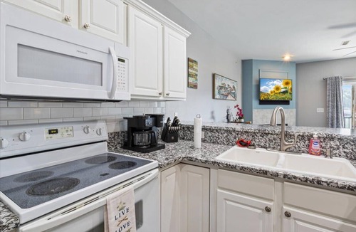 Camdenton Condo | Lake Condo | 2BD | Views | Pool | Lakefront