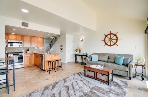 Seven Coves Condo | Lake Conroe Condo: Balcony, Views & Pool Access!