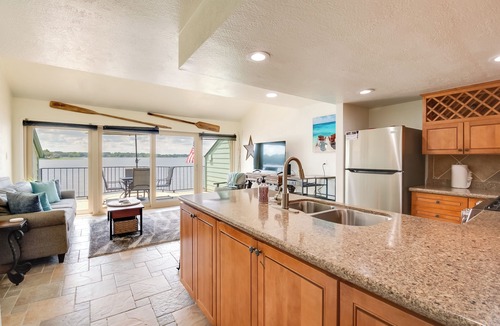 Seven Coves Condo | Lake Conroe Condo: Balcony, Views & Pool Access!