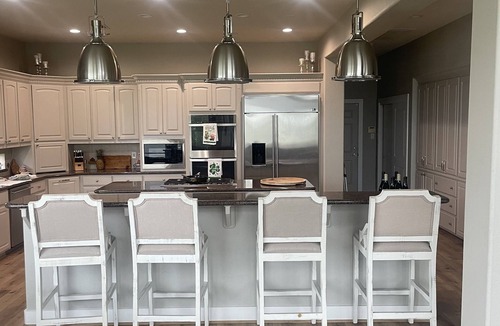 Montgomery House | Lake Conroe Lakefront – Sleeps 20+ with Pool, Dock, World Cup Ready