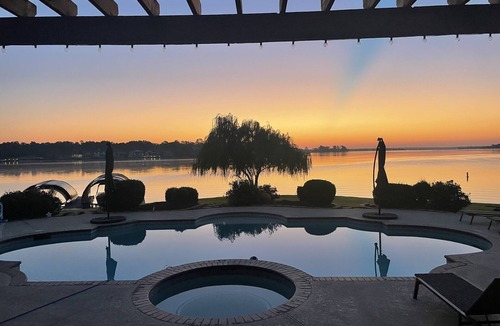 Montgomery House | Lake Conroe Lakefront – Sleeps 20+ with Pool, Dock, World Cup Ready