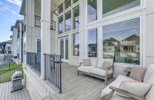 French Quarter House | Lake Conroe Oasis: Chef's Kitchen & Boat Dock
