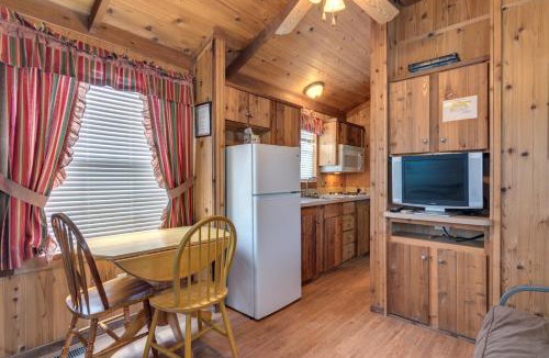 Willis Resort | Lake Conroe One-Bedroom Cabin 3