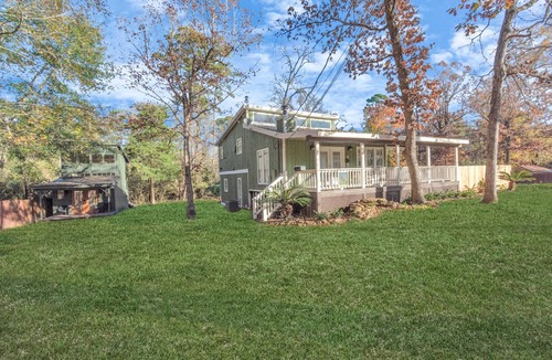Montgomery House | Lake Conroe Pool Oasis