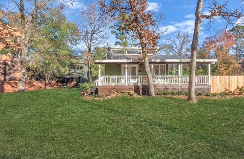 Montgomery House | Lake Conroe Pool Oasis