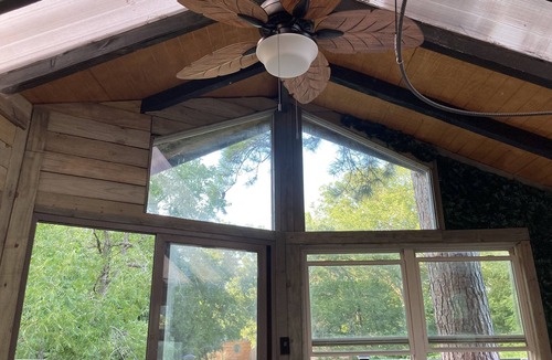 Willis House | Lake Conroe Treehouse, firepit, kayaks, bbq