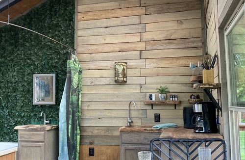 Willis House | Lake Conroe Treehouse, firepit, kayaks, bbq