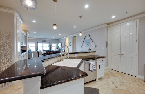 Seven Coves Condo | Lake Conroe Waterfront Home: Patio & Shared Pool!