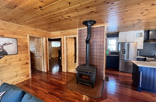Bishop Corners Cottage | Lake Cottage/North Frontenac/All Season Getaway!