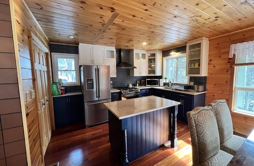 Bishop Corners Cottage | Lake Cottage/North Frontenac/All Season Getaway!