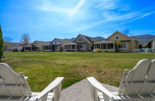 Oroville House | Lake Cottage @ Veranda Beach