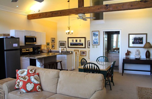 Gilbert House | LAKE COTTAGE WITH DECK - 5 Star - 2 kayaks - paddle boat-40 minutes to Columbia