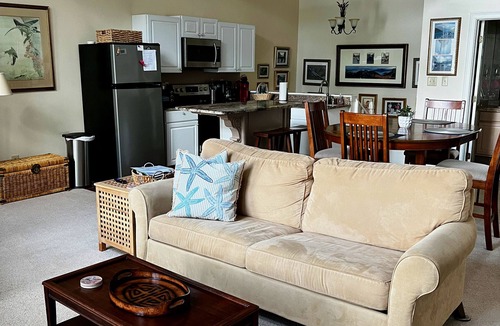 Gilbert House | LAKE COTTAGE WITH DECK - 5 Star - 2 kayaks - paddle boat-40 minutes to Columbia