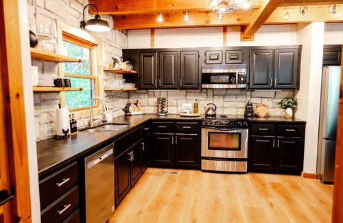 Walnut Mountain House | Lake Dakwa Lodge, Lake Dakwa Lodge Lakeside Retreat