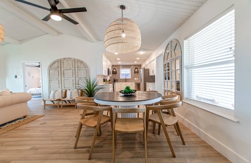 Mabank House | Lake Days & Pickleball Plays: firepit, paddle boards, canoes & pickleball court