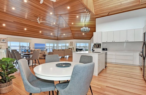 Lake Macquarie City Council House | Lake Daze at Coal Point - Lakeviews, Pool