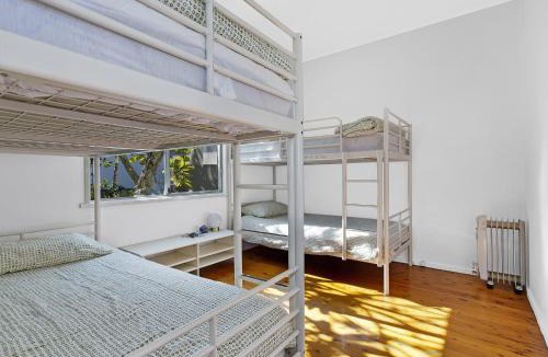 Buff Point House | Lake Edge Cottage