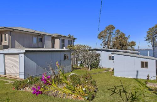 Buff Point House | Lake Edge Cottage