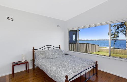 Buff Point House | Lake Edge Cottage