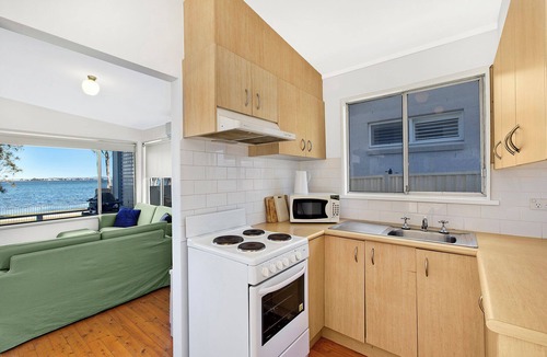 Buff Point Apartment | Lake Edge Cottage - Pet Friendly Accommodation