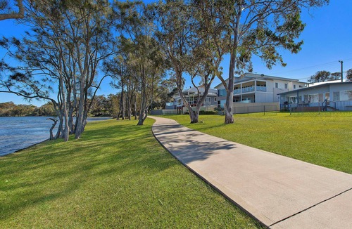 Buff Point Apartment | Lake Edge Cottage - Pet Friendly Accommodation