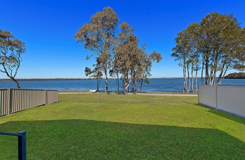 Buff Point Apartment | Lake Edge Cottage - Pet Friendly Accommodation