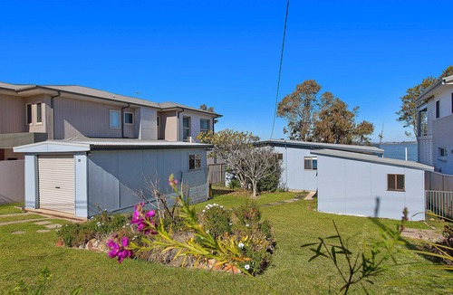 Buff Point Apartment | Lake Edge Cottage - Pet Friendly Accommodation