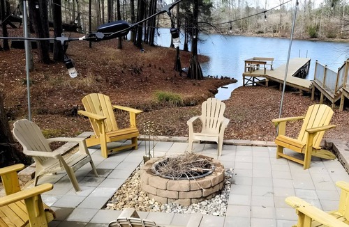 Negreet House | LAKE EFFECTS - WATERFRONT w/PIER & FIRE PIT, WIFI, BEAUTIFUL & PEACEFUL 3BR/2BA