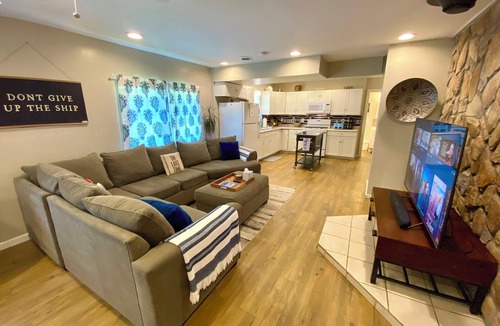North East Cottage | Lake Erie cottage heart of wine country, beach glass, swimming, kayaks, sleeps 8