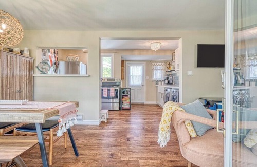 Selkirk Cottage | Lake Erie Cottage: Hot Tub, Paddle Board & Firepit