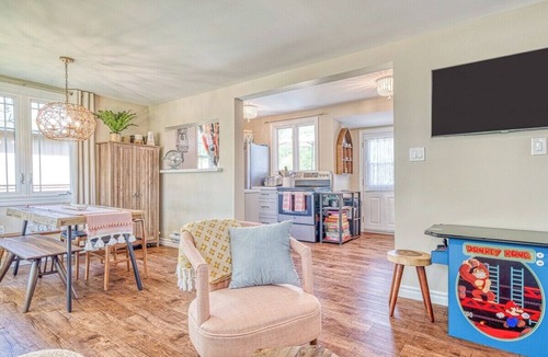 Selkirk Cottage | Lake Erie Cottage: Hot Tub, Paddle Board & Firepit