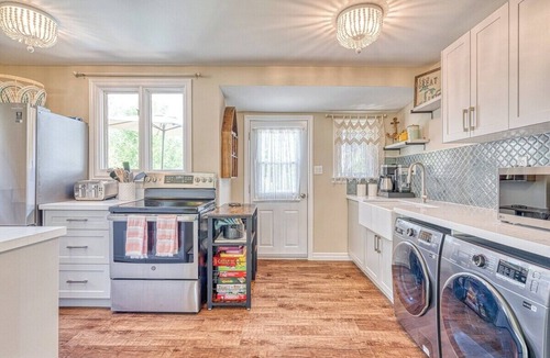 Selkirk Cottage | Lake Erie Cottage: Hot Tub, Paddle Board & Firepit