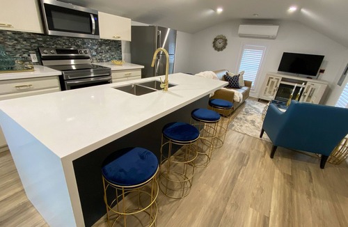 Port Dover Apartment | Lake Erie Lux Condo w/ Deck, Patio & private Beach (Aquamarine)